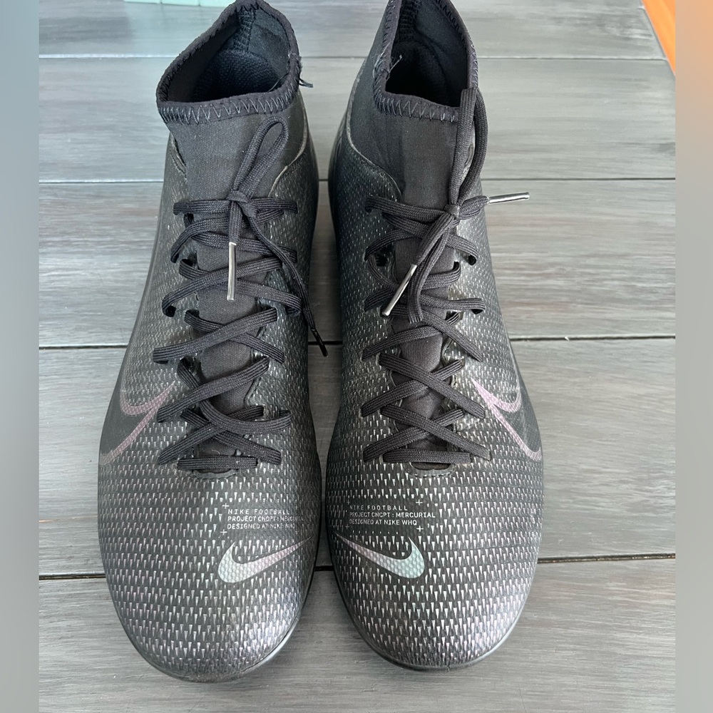 Women’s Nike Soccer cleats Size 8
B2